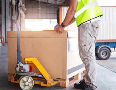 Depo işçisi müşterilere göndermek için paketleme kutularını kontrol ediyor. Nakliye Deposu Envanter Yönetimi. Kargo Sevkiyat Servisi.