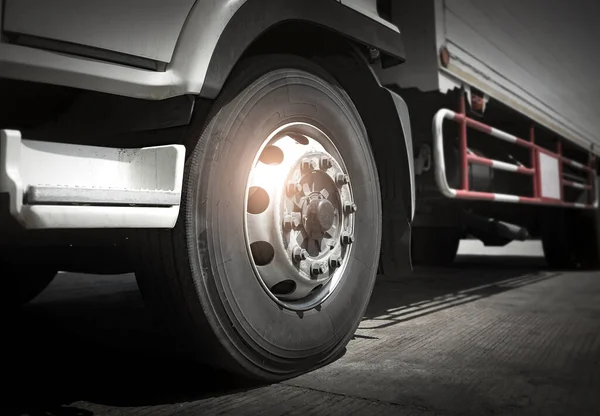 Voorzijde Van Cargo Truck Wheels Vrachtwagen Voor Goederenvervoer Weg Logistiek — Stockfoto