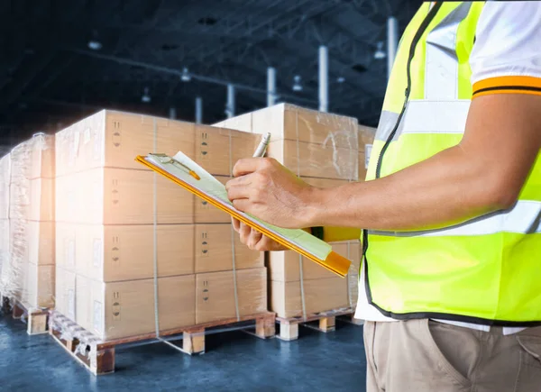 Workers Courier Holding Clipboard Proving Inventory Management Produkty Skladu Zásobovací — Stock fotografie