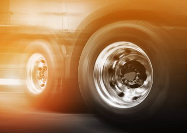 Yarı Kamyon Dönen Tekerleklerin Sürat Hareketi. Yolda Kamyon Sürüşü. Büyük Kamyon Tekerlekleri.