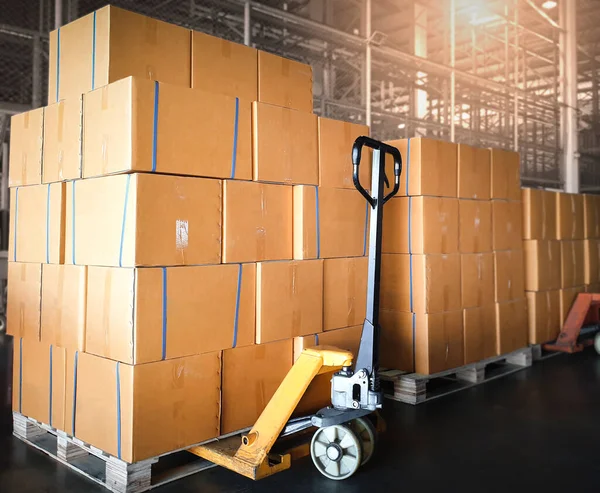 倉庫内のハンドパレットトラックとパレットラック上のパッケージボックス サプライチェーン 倉庫出荷商品 物流倉庫配送物流 — ストック写真