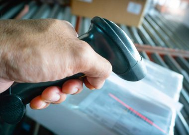 İşçiler ambalaj kutularında barkod tarayıcı taraması yapıyor. Nakliye Deposu. Depoda. Sevkiyat Paket Kutuları