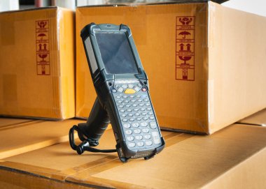 Paketleme Kutularında Bluetooth Barkod Tarayıcı. Nakliye paketi. Depo 'daki Depo Yönetimi için Bilgisayar İşleri Aletleri. Sevkiyat Paket Kutuları.