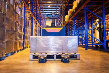 Elektronik Forklift Paleti ile Paketlenmiş Plastik Kutular. Uzun raf depolama dağıtım deposu. Sevkiyat Malzeme Kutuları. Tedarik zinciri. Nakliye Deposu Lojistiği.