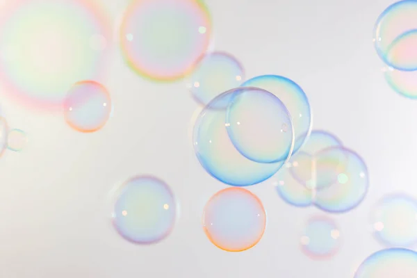 Mooie Kleurrijke Transparante Zeepbellen Flaoting Witte Achtergrond Zeepsud Bubbels Water — Stockfoto
