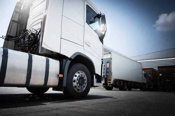 Semi Vrachtwagens Geparkeerd Bij Het Pakhuis Vrachtwagens Vrachtwagens Vrachtvervoer Logistiek — Stockfoto
