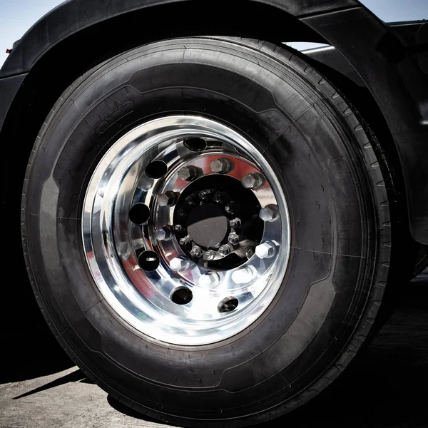 Big Rig Semi Truck Wheels Tires Chrome Truck Wheels Лоррі — стокове фото