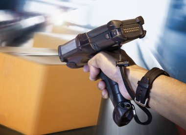 İşçiler ambalaj kutularında barkod tarayıcı taraması yapıyor. Nakliye Deposu. Envanter Yönetimi için Bilgisayar Mobil Çalışma Aletleri. Depoda. Sevkiyat Paket Kutuları.