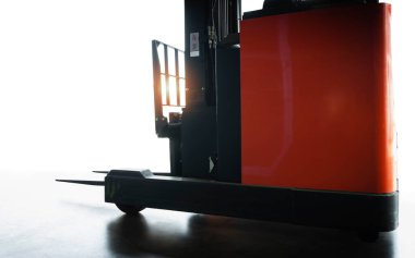 Elektrik Forklift Paleti Beyaz Arkaplan 'a park etti. Depo 'daki Forklift Yükleyici Makinesi.