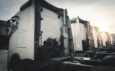 Yarı karavan, Depo 'daki otoparka gidiyor. Dizel Kamyon. Nakliye Traktörleri. - Lorry. Endüstriyel Yük Kamyonları Lojistik Taşımacılık.