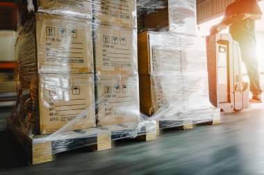 Paketleme Kutuları Paletlere Paketlenmiş Plastik. Elektrik Forklift 'i kullanan işçiler Jack Depo' ya karton ürün yüklüyorlar. Depo Malzeme Zinciri. Kargo İçeriye Aktarma Aktarımı.