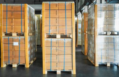 Paketleme Kutuları Paketlenmiş Plastik Film L şeklinde Palet Corrugated Kağıt Karton Karton Köşeli Kenar Koruyucusu. Tedarik zinciri. Depo Ticaret Sevkiyatı. Nakliye Deposu Lojistiği.