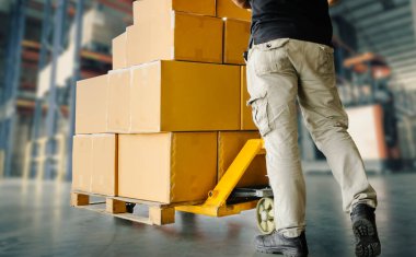 İşçiler ambalaj kutularını depodaki palete boşaltıyorlar. Karton kutular. Nakliye Malzemeleri Deposu. Sevkiyat Kutuları. Kurye Servisi. Depo Kargo Taşıma Lojistiği