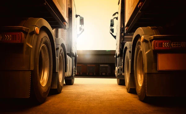 Semi Aanhangwagen Vrachtwagens Geparkeerd Perceel Bij Het Pakhuis Sunset Big — Stockfoto