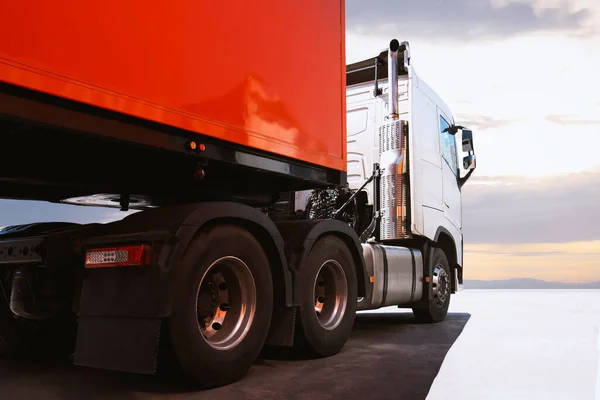 Semi Aanhangwagen Vrachtwagens Geparkeerd Met Zonsondergang Hemel Vrachtwagens Motor Diesel — Stockfoto