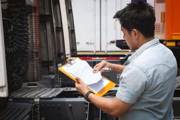 Automechanik Kontroluje Kontrolní Seznam Údržby Motoru Semi Truck Nákladní Traktor — Stock fotografie