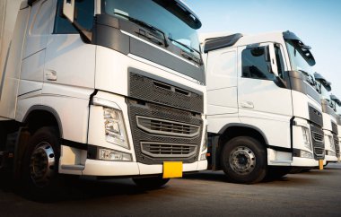 Yarı karavan, otoparka gidiyor. Ön kamyonlar. Dizel Kamyon. Kargo Nakliyesi. - Lorry. Endüstriyel Yük Kamyonları Lojistik Taşımacılık.