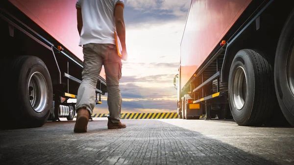 Semi Trailer Trucks Zaparkované Sunset Sky Řidič Náklaďáku Kontroluje Údržbu — Stock fotografie