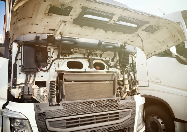 Bakım ve onarım için Yarı Kamyon Motor Kaputu Açma Başlığı 'nın önünde. Dizel Motor Kamyonu.