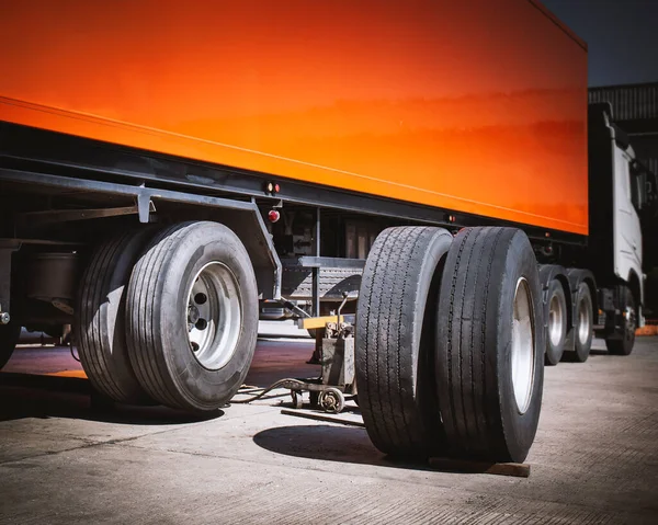 Vrachtwagen Reservewielen Band Wachten Veranderen Semi Truck Onderhoud Reparatie — Stockfoto