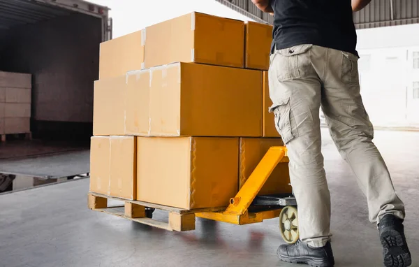 Arbeiter Kurier Entladen Verpackungsboxen Auf Paletten Frachtcontainer Lkws Versandlager Lieferservice — Stockfoto