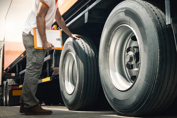 Vrachtwagenchauffeur Controleert Veiligheid Van Wielen Banden Van Truck Semi Trailer — Stockfoto