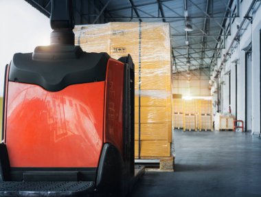 Elektrikli Forklift Palet Paketleme Kutuları ve Palet Paketlenmiş Plastik. Dağıtım Deposu. Malzemeler. Tedarik zinciri. Nakliye Deposu Lojistiği.