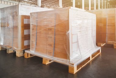 Ambalaj Kutuları Depo 'daki Paletler Rafına Paketlenmiş Plastik Film. Malzemeler. Depo Kargo Sevkiyatı. Depo Nakliye Lojistiği.