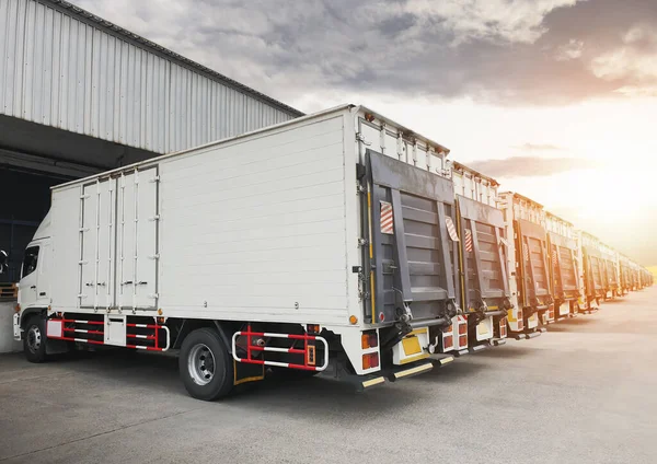 Fila Camiones Contenedores Carga Estacionados Almacén Distribución Con Puesta Del — Foto de Stock