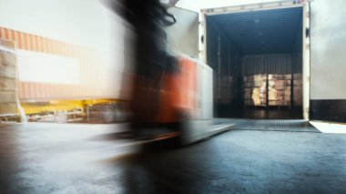 Forklift kullanan işçilerin Görüntü Hareketi Kargo Paletleri 'ni konteyner kamyonlarına boşaltıyor. Nakliye Deposu. Teslimat Servisi Kargo Kutuları. Tedarik zinciri malları. Depo Kargo Lojistik Taşımacılığı.