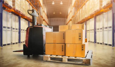 Ambalaj Kutuları Depo 'daki Palette Elektrik Forklift Jack' i. Kargo Nakliyesi. Depo Envanter Yönetimi. Uzun raf deposu. Depo malzemeleri. Sevkiyat Kutuları.