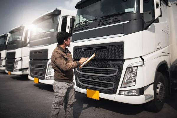 Asian Truck Driver Está Verificando Lista Verificação Manutenção Caminhão Semi — Fotografia de Stock