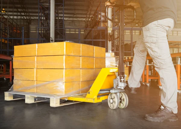 Trabajadores Descarga Cajas Embalaje Plataforma Almacén Almacenamiento Cajas Cartón Almacén — Foto de Stock