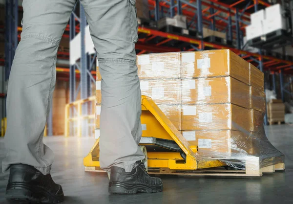 Trabajadores Descarga Cajas Embalaje Plataforma Almacén Almacenamiento Cajas Cartón Almacén — Foto de Stock