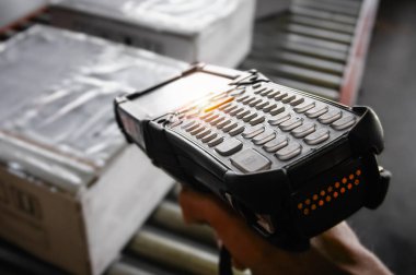 İşçiler, Taşıyıcı Kayışındaki Paketleme Kutuları 'nda Barkod Tarayıcısı Taranıyor. Envanter Yönetimi. Nakliye Deposu. Depo Dağıtımı.