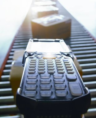 İşçiler, Taşıyıcı Kayışındaki Paketleme Kutuları 'nda Barkod Tarayıcısı Taranıyor. Envanter Yönetimi. Nakliye Deposu. Depo Dağıtımı.