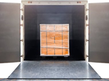 Paket Kutuları Paketlendi Paletlere Paketlenmiş Plastik Kargo Konteynırına Yükleniyor. Rıhtım yükleniyor. Teslimat kamyonları. Tedarik zinciri dağıtımları. Kargo Sevkiyatı. Yük kamyonu nakliyesi. Lojistik