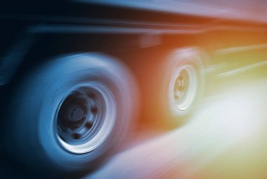 Hızlı Dönen Tekerlekler ve Hız Hareketi. Yarı Kamyonlar Yolda Sürüyor. Nakliye kamyonu lojistiği. Kargo Taşımacılığı Konsepti.