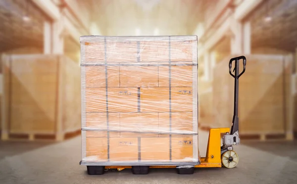 El Paleti Kamyonu ile Paketlenmiş Plastik Paketler. Dağıtım Deposu. Kargo Sevkiyatı. Malzemeler Depo Lojistiği.