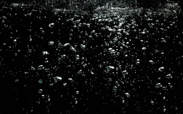 黒い背景に浮かぶ泡の水 — ストック写真