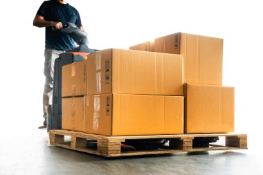 Forklift Palet 'i kullanan işçiler Palet' e paket kutularını boşaltıyorlar. Karton kutular. Nakliye Malzemeleri Deposu. Sevkiyat Kutuları. Depoda. Kargo Deposu Lojistiği.