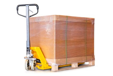 El Paleti Kamyonu ile Paketlenmiş Plastik Paketler. Beyaz Arkaplanda İzole Nesne. Kargo Sevkiyatı. Depo malzemeleri. Nakliye Deposu Lojistiği.