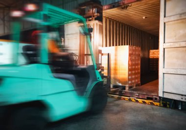 Forklift kullanan işçilerin Görüntü Hareketi yük paletlerini konteynır kamyonlarına yüklüyor. Nakliye Deposu. Teslimat Servisi Kargo Kutuları. Tedarik zinciri malları. Depo Kargo Lojistik Taşımacılığı.