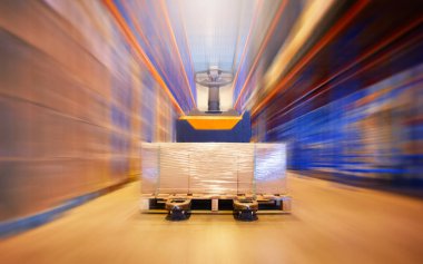 Bulanık Depo 'da elektirikli forklift paletli kargo kutusu. Nakliye Deposu. Uzun raf deposu. Depo malzemeleri. Sevkiyat Kutuları.