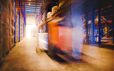 Forklift kullanan işçilerin Görüntü Hareketi Depo 'daki kargo paletlerini boşaltıyor. Nakliye Deposu. Teslimat Servisi Kargo Kutuları. Tedarik zinciri malları. Depo Kargo Lojistik Taşımacılığı.