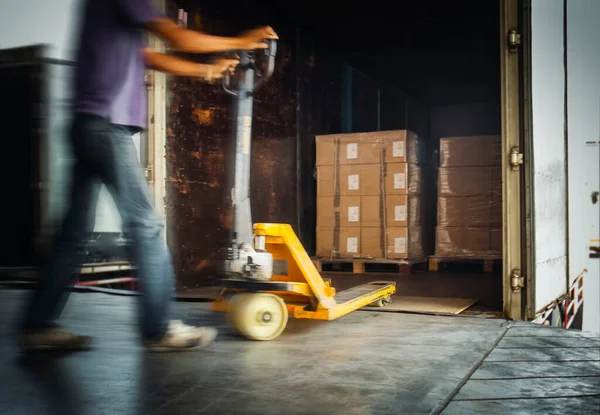 Arbeiter Beim Entladen Von Verpackungsboxen Auf Paletten Die Containerlaster Verladeplatz — Stockfoto