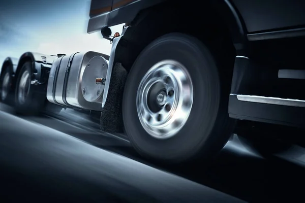 Snel Draaiende Truck Wielen Semi Truck Rijden Weg Vrachtwagen Logistiek — Stockfoto