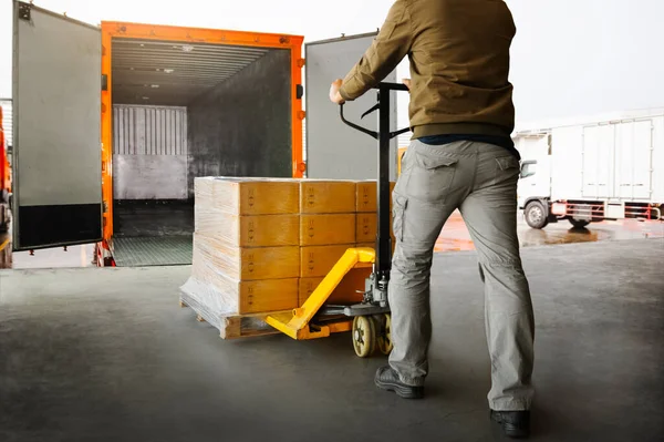 İşçiler, kargo konteynır kamyonlarına paket kutularını yüklüyorlar. Rıhtım yükleniyor. Nakliye Deposu. Teslimat. Malzemeler. Tedarik zinciri. Depo Lojistik Kargo Taşıma.