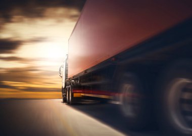 Yarı Karavan Kamyonu Günbatımı Gökyüzü ile Yolda Sürüşü. Nakliye kamyonu. Lojistik Kargo Taşımacılığı