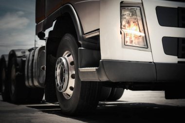 Yarı Kamyonlar Park Edildi. Kamyon Tekerlekleri. Traktör Lorry. Yük Kamyonları Kargo Taşıma Lojistiği